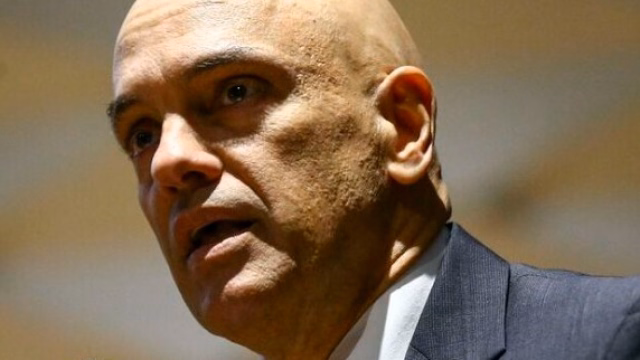 Moraes nega pedido para ampliar horário de visita de Flávio Bolsonaro a Jair Bolsonaro na Papuda