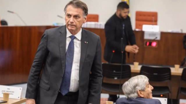 Defesa de Bolsonaro pede prisão domiciliar após laudo médico da PF