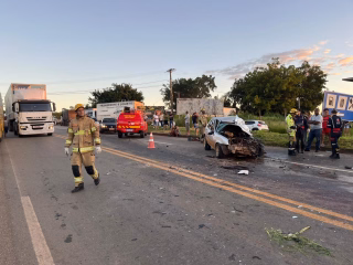 Acidente entre carro e  ônibus deixa um morto na BR-381