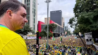 Com pautas difusas, ato na Paulista tenta mostrar união em torno de Flávio Bolsonaro