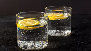 Especialistas contestam vídeo que chama água com gás de “veneno” e diz que ela eleva a pressão