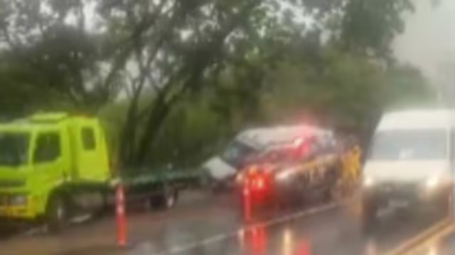 Vídeo: colisão entre caminhão e van deixa motorista ferido na BR-116, em Inhapim