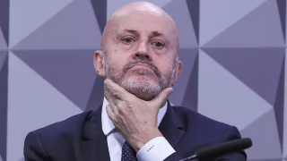 Lulinha admite a interlocutores viagem internacional paga pelo “Careca do INSS”