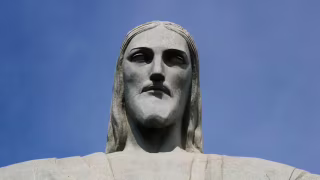 Cristo Redentor é iluminado em campanha de combate à violência de gênero no Rio