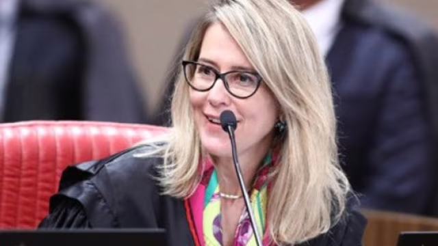 Flávio Bolsonaro é apontado como pré-candidato em 2026 e cresce narrativa de que teria escolhido ex-advogada de Lula