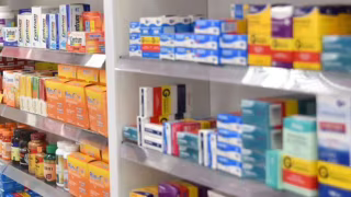 Câmara analisa projeto que libera farmácias em supermercados, mas veda remédios nas gôndolas