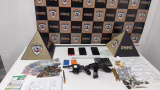 Operação da PM em Timóteo termina com cinco presos e apreensão de armas e drogas