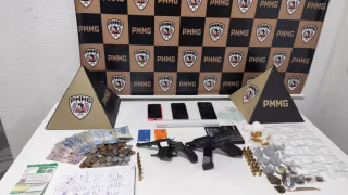 Operação da PM em Timóteo termina com cinco presos e apreensão de armas e drogas
