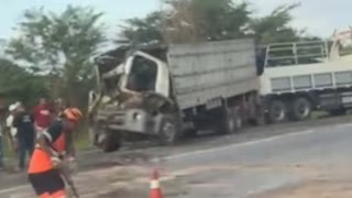 Vídeo: colisão traseira entre caminhão e carreta deixa motorista ferido na BR-381