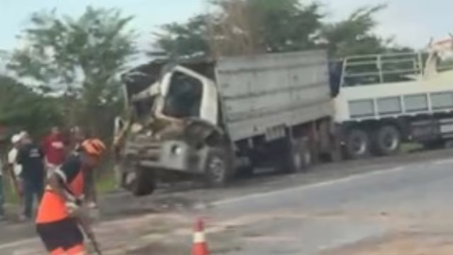 Vídeo: colisão traseira entre caminhão e carreta deixa motorista ferido na BR-381