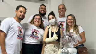 Jovem atacada com mais de 15 facadas recebe alta após quase dois meses internada no RJ