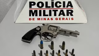 PM apreende revólver e cocaína durante busca em casa em Iapu