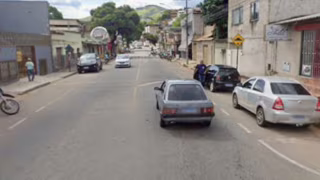 Dupla armada invade casa em Ipatinga, rouba joias e celular e foge de moto