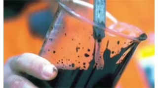 Petróleo volta a subir e esbarra nos US$ 85 o barril, elevando alerta para combustíveis no Brasil