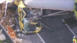 Batida entre caminhões com carga de ovos fecha pista da Via Dutra rumo ao Rio