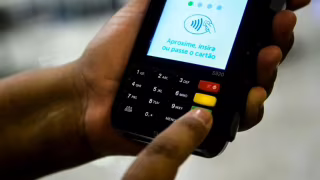 Brasil tem mais de um cartão de crédito por pessoa e setor dá sinais de saturação