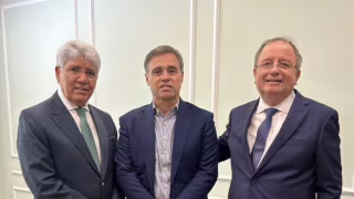 Ministro do STF André Mendonça participa de vigília e recebe orações em igreja em São Paulo