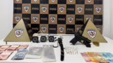 PM detém cinco suspeitos, apreende pistola 9 mm e 64 pedras de crack em Timóteo