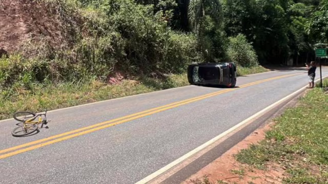 Motorista desvia de ciclista, perde o controle e carro capota em Rio Piracicaba