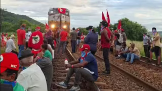 Protesto bloqueia ferrovia Vitória a Minas e viagem do trem de passageiros é cancelada