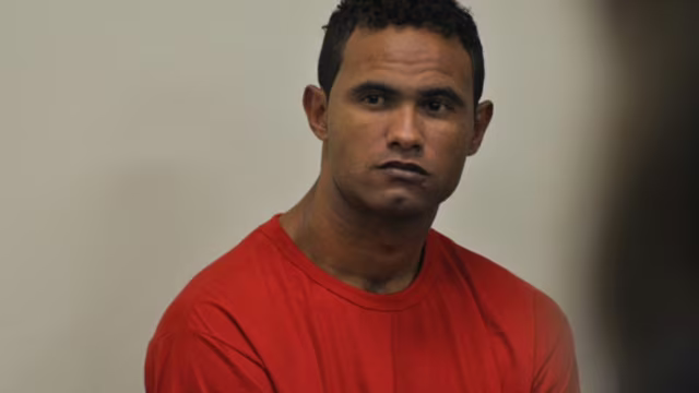 Justiça do RJ revoga livramento condicional e considera ex-goleiro Bruno foragido