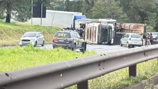 Carreta tomba após bater em carro e bloqueia totalmente a Fernão Dias