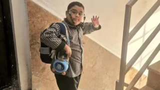 Foto de menino acenando para a mãe antes de morrer em ataque a escola no Irã viraliza, mas não há confirmação de origem