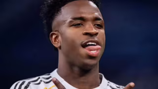 Vini Jr. envia presentes para modelo e detalhe no solado chama atenção; veja