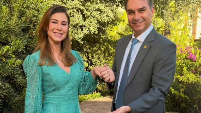 Esposa de Flávio Bolsonaro aparece ao lado do senador em início de pré-campanha para 2026