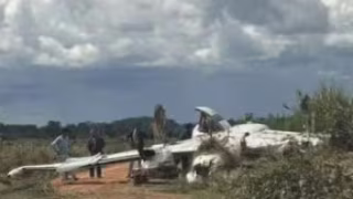 Avião que faria transporte de paciente em UTI aérea sai da pista e capota durante pouso em distrito de MT