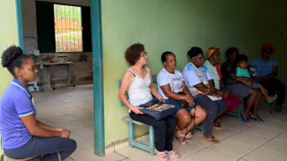 Projeto reúne mulheres quilombolas para produção de bolsas artesanais em Antônio Dias