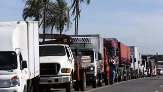 Caminhoneiros são denunciados por homicídio após acidente que lançou carro em rio em MG