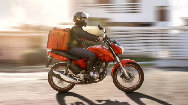 Motoboys terão adicional de risco a partir de abril, mas entregadores de apps podem ficar fora