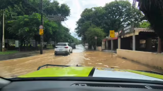 Rio Piracicaba transborda após forte chuva e atinge 4,93 metros em Piracicaba
