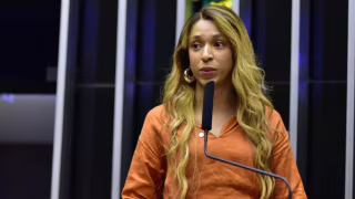 Erika Hilton pede ao governo avaliação para suspender programa do Ratinho por 30 dias