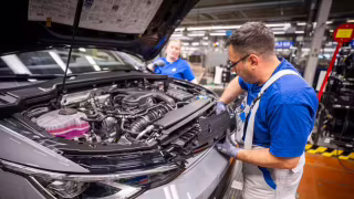 Volkswagen anuncia corte de 50 mil empregos na Alemanha até 2030 após queda de 44% no lucro