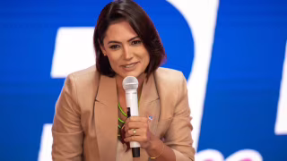 Michelle atualiza saúde de Bolsonaro durante internação em Brasília e pede orações