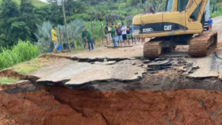 Rodovia cede em MG e trecho da MGC-251 é interditado em Dom Bosco