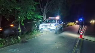 Acidente na MGC-458, em Tarumirim, deixa duas mulheres mortas após caminhonete atingir árvore