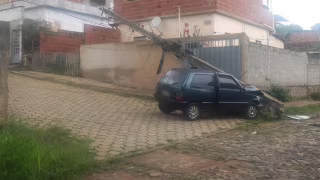 Fiat Uno bate em poste e deixa parte  de bairro  sem energia em Nova Era