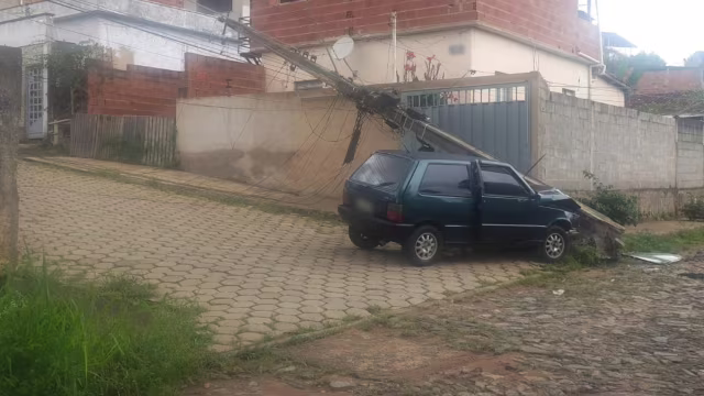 Fiat Uno bate em poste e deixa parte  de bairro  sem energia em Nova Era