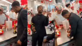 Michael B. Jordan celebra Oscar 2026 em lanchonete com hambúrguer, milkshake e a estatueta na mão