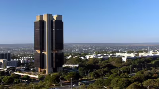 Mercado reduz projeção de corte na Selic e eleva previsão da inflação em 2026, aponta Focus