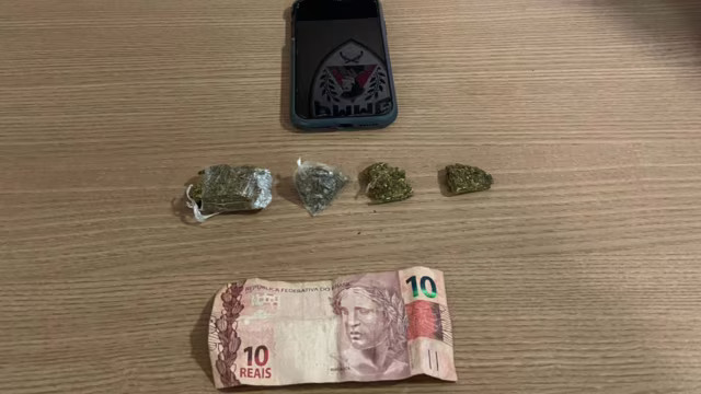 Adolescente de 17 anos é apreendido  com drogas em Caratinga