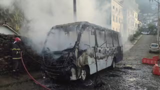 Ônibus pega fogo nas imediações de igreja histórica em Ouro Preto