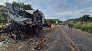 Motorista de 24 anos morre em acidente com três caminhões na BR-262 em São Domingos do Prata