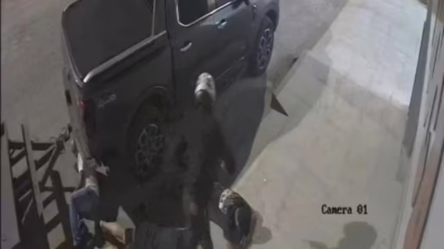 Assaltante armado rende grupo e rouba cordão e relógio em Ipatinga