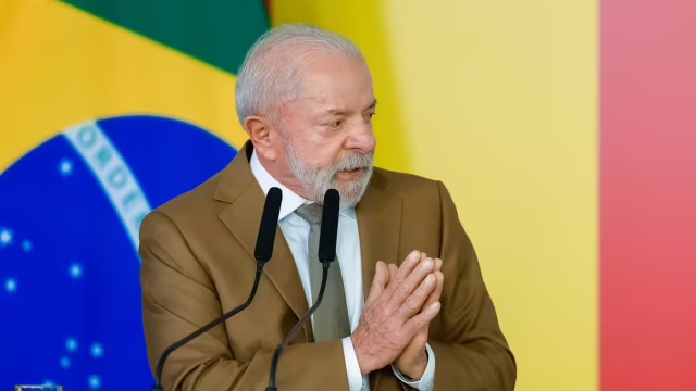 Lula critica alta no preço dos combustíveis e cita guerra no Irã: ‘Nós que estamos a 14 mil km do Irã que vamos pagar’