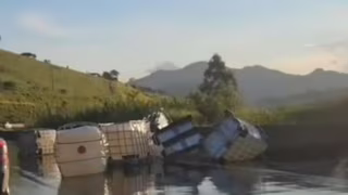 Interdição na BR-381 em MG passa de 40 horas após derramamento de carga química