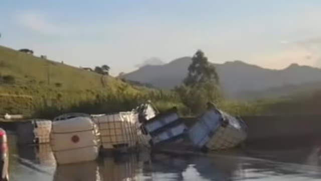 Interdição na BR-381 em MG passa de 40 horas após derramamento de carga química